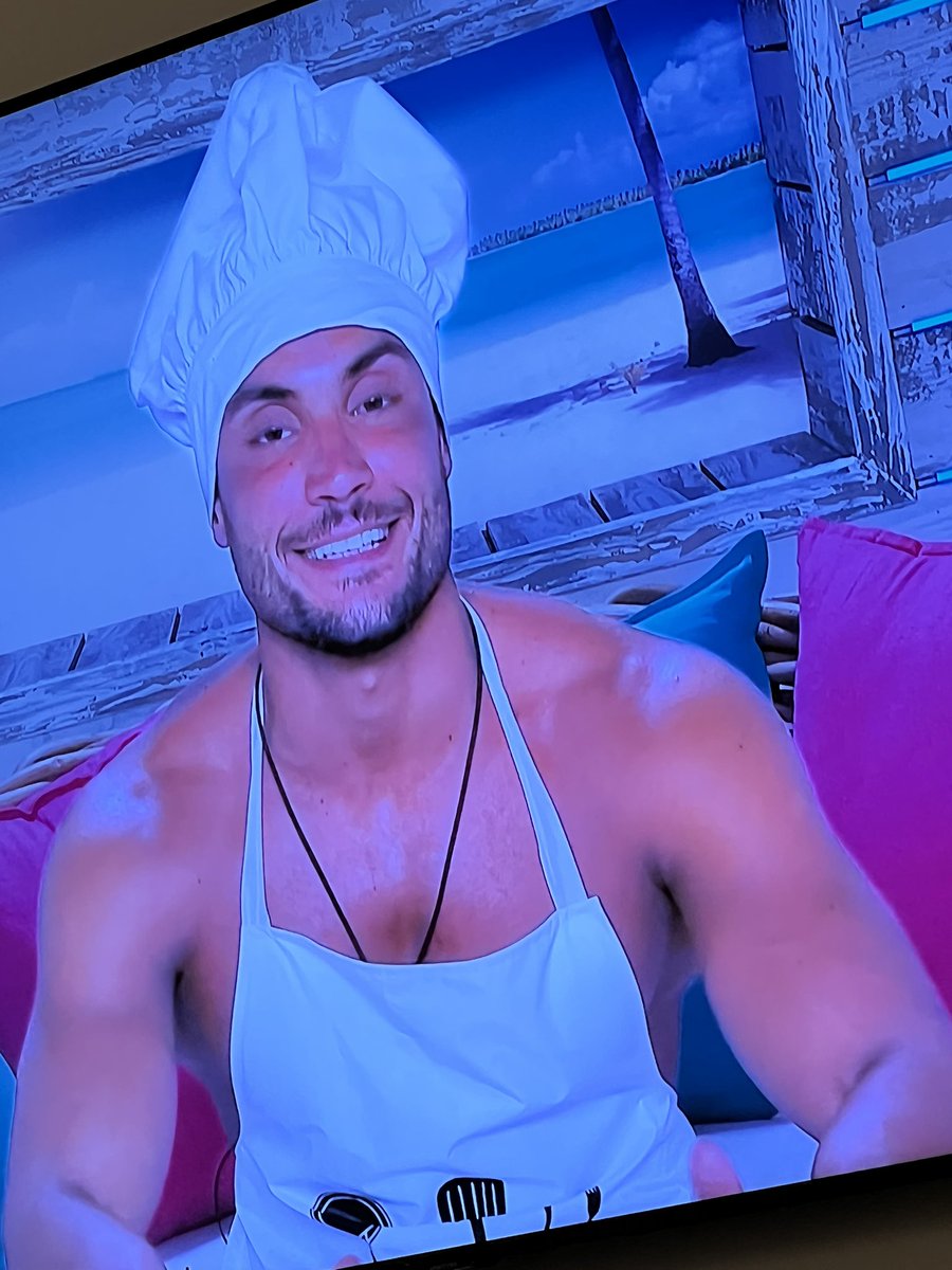 NatalieJAuthor's tweet photo. I’d watch an whole series of this.  #LoveIsland #cookingwithdavide https://t.co/8rc8AnXFOG