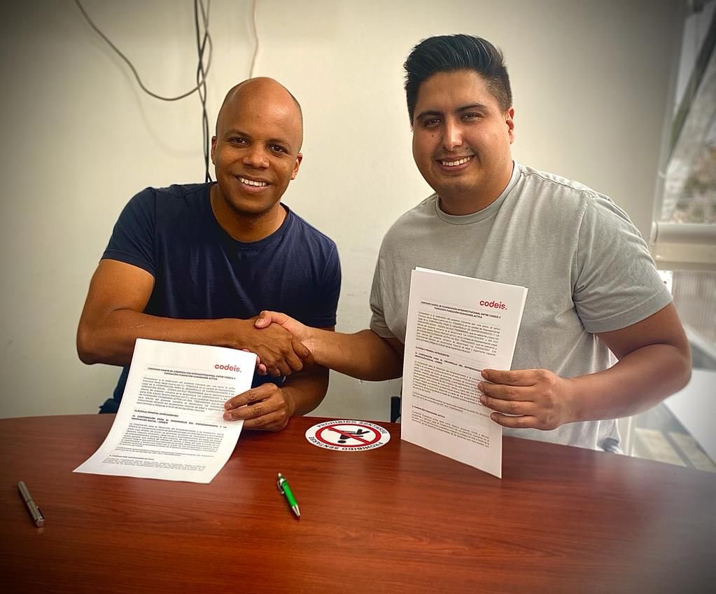 ciudactivaEcu's tweet photo. Suscribimos un acuerdo de cooperación con @codeisec 

Implementaremos proyectos que fortalezcan a negocios comunitarios, y también fomentaremos la participación de manera innovadora en #Quito.

Firmaron @FranciscoAbadEC por parte #CODEIS y @eliastenoriom @ciudactivaEcu https://t.co/kQxeYcUvRx