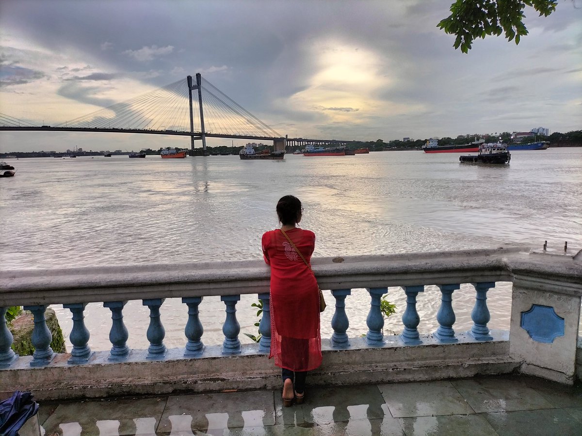 Arnashreya18's tweet image. Difficult roads often lead to beautiful destinations!❤
#SecondBridge 
#Kolkata 
#Ganga 
#OmShanti