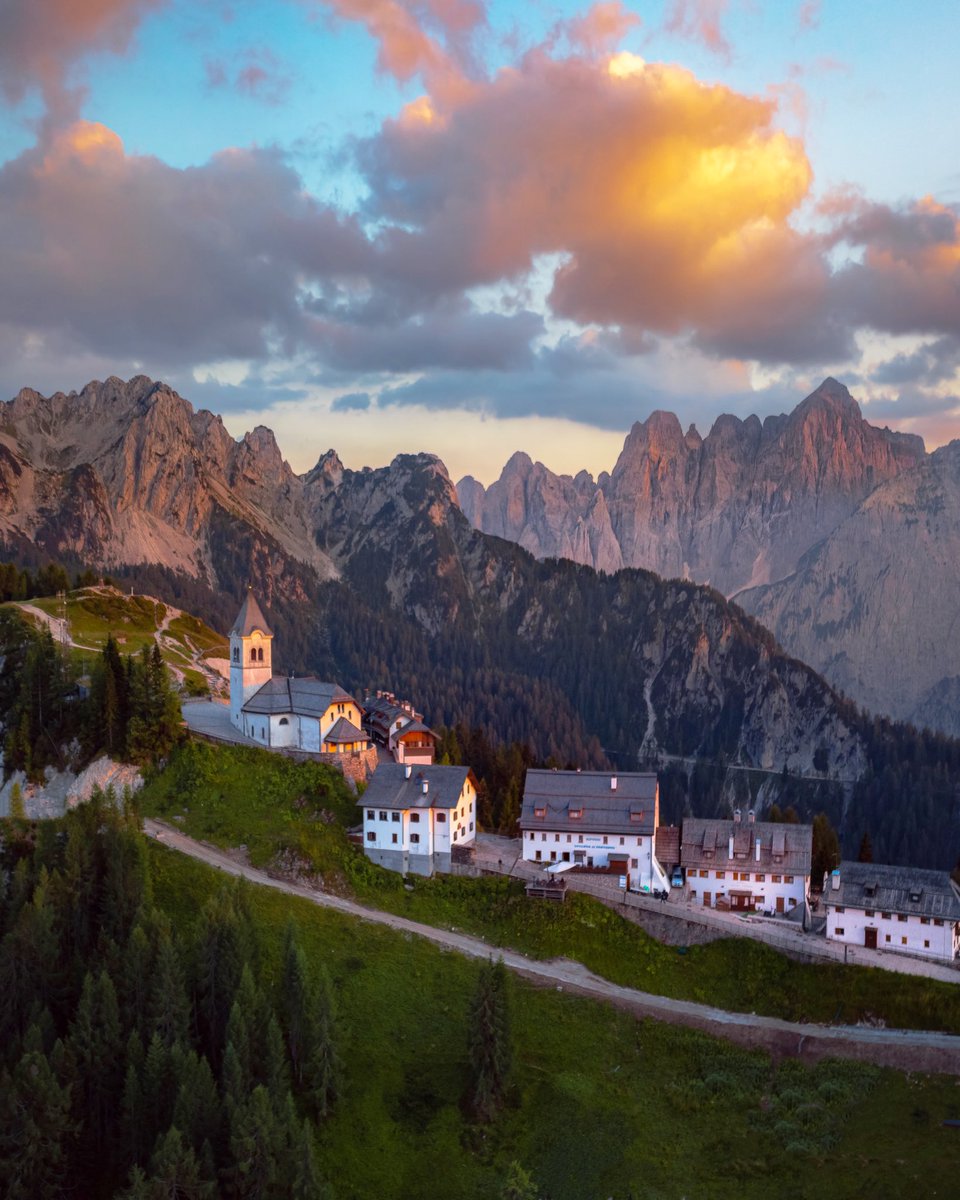 davideanzimanni's tweet photo. There is nothing more beautiful than exploring the land where you grew up
Amazing sunset over Monte Lussari 
 
Glad to call this my home https://t.co/LN2cU3Xuxe