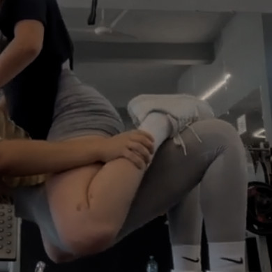 taekookausthtop's tweet photo. Un au Taekook donde:

Taehyung y Jungkook van al gimnasio juntos, un día la barra estaba ocupada, por lo tanto TH le pide a JK que se siente arriba suyo para no perder tiempo y simular que él es la barra ¿Pasará algo más que eso? 
ᜊ  °  ✿  .  യ  ་ 
#taekookau #vkook #taekook https://t.co/GRjNOrShrd