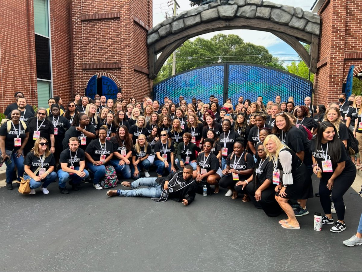 JOnezine's tweet photo. Wow!!!🤩 Words can't even describe the Amazing time we had at the #HOUSECon!
@RonClarkAcademy thank you ALL so much for an UNFORGETTABLE experience! We are still on cloud nine and can't wait to share the magic with our students and staff!!💙❤️💚🖤🧡💛💜 @Golbowtweets #RCAinspired https://t.co/YJxFZzQKJC