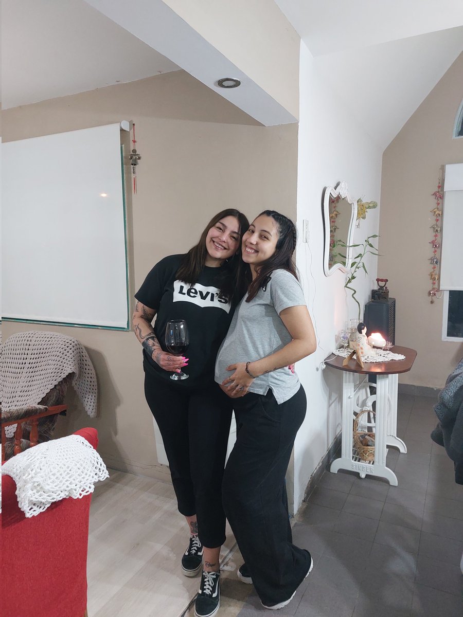 nadiaalvarez__'s tweet photo. Falta tan poquito para que llegue noah🥺 voy a extrañar esa pancita, estas hermosa amiga, los amo con mi vida🖤 @CarooM30 https://t.co/eeZLXVYPni