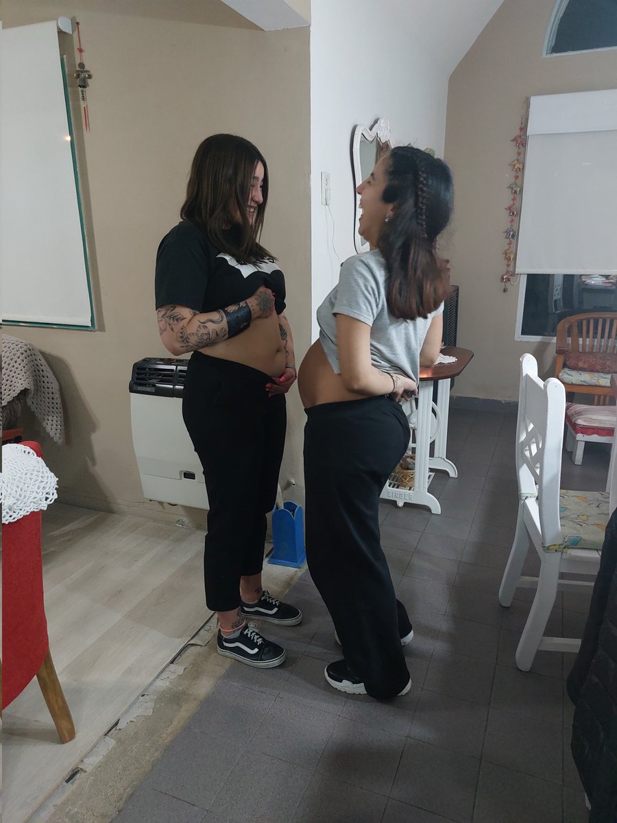 nadiaalvarez__'s tweet photo. Falta tan poquito para que llegue noah🥺 voy a extrañar esa pancita, estas hermosa amiga, los amo con mi vida🖤 @CarooM30 https://t.co/eeZLXVYPni
