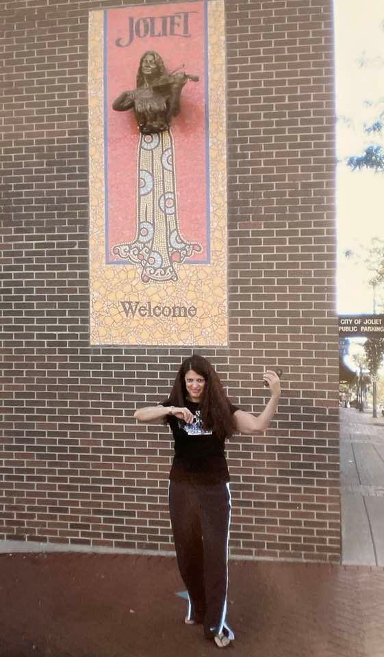scarletrivera13's tweet photo. I dedicate this to everyone who left home to pursue their creative endeavors: My hometown made me a statue! Next time your in Joliet, IL, strike a pose and tag me! https://t.co/YfQcOTCXmR