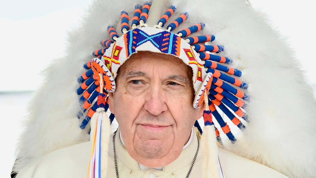 VaticanNews's tweet photo. During Pope Francis' 'penitential pilgrimage' to Canada, Indigenous Chiefs presented Pope with a feathered headdress after he addressed them. They placed on him the symbol of trust and authority after he asked for forgiveness for 'catastrophic' errors. #PopeInCanada #PopeFrancis https://t.co/IClFJtJdoA