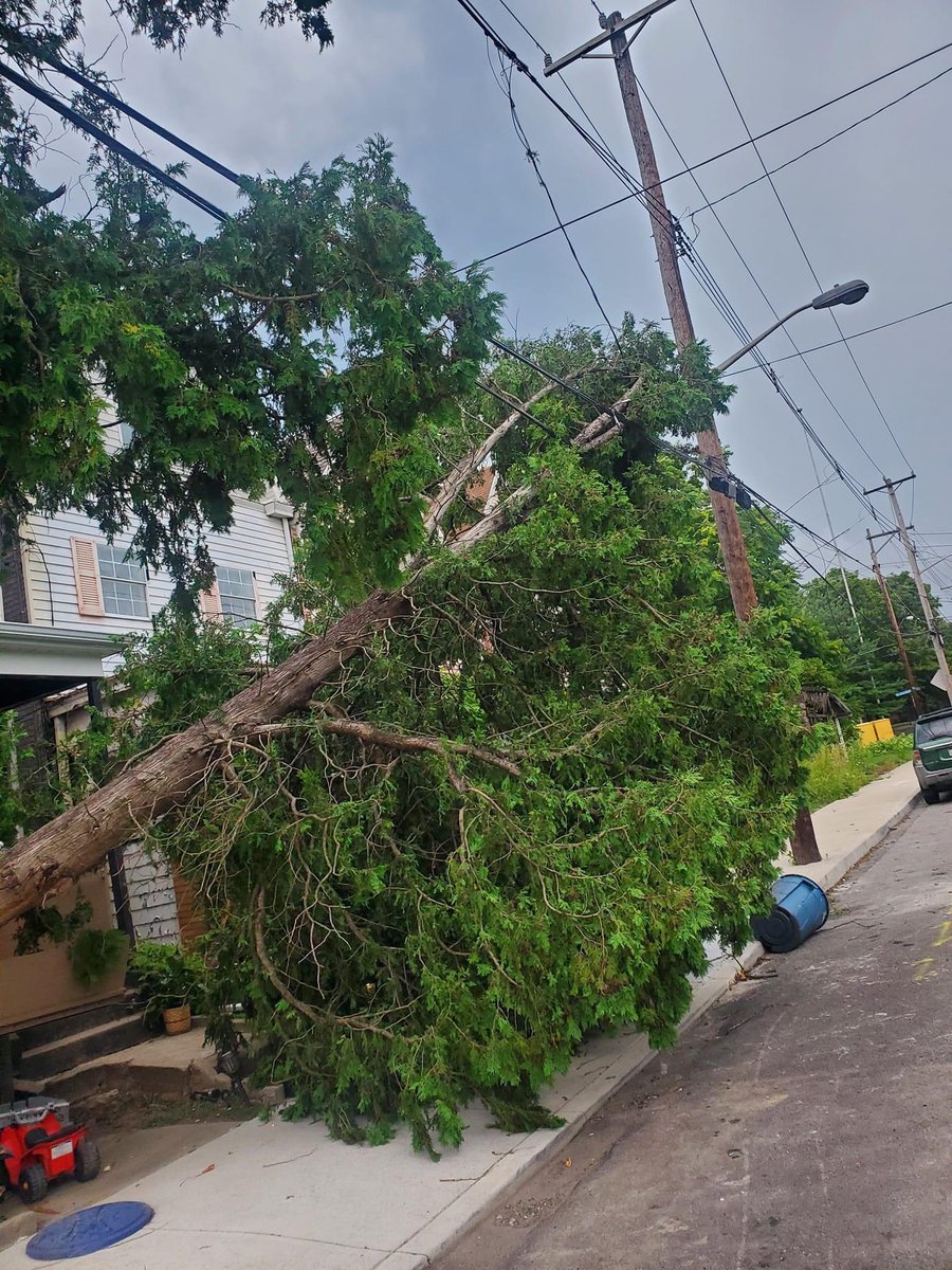 InMahdITrust's tweet image. Day 3 still no Duquesne Light Co. house still blocked off. Live power line hangin at my door @DuquesneLight