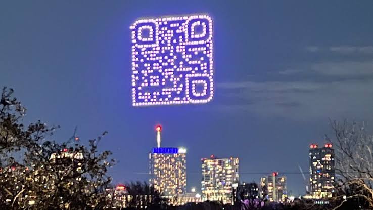 Impactful #tech in #events create immersive experiences. Drone show to create QR Code in the sky. HALO TV series launch, Austin Texas. 

Image description: Four hundred drones suspended over the city during the South by Southwest festival to form a giant, hovering QR code