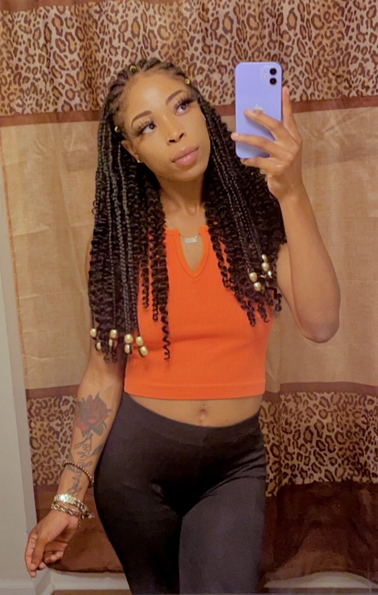 Maraa_J's tweet photo. They asking where Mara at like I left or something😌 Hey Strangers👋🏽 https://t.co/r7KNXweViV
