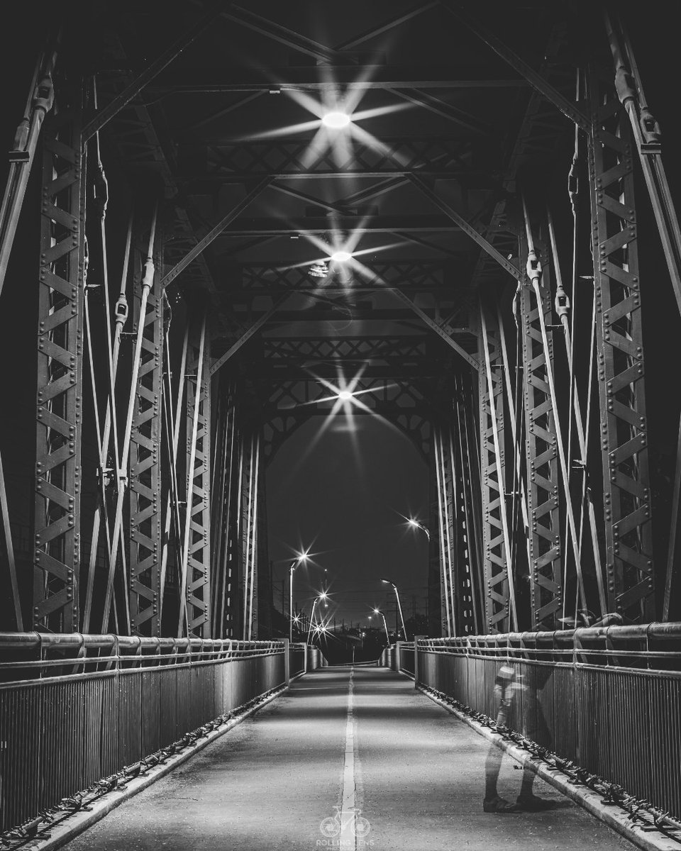 Bridge of sighs
#canoneosr #Dallas #dtxstreet #blackandwhite #longexposure #ghost