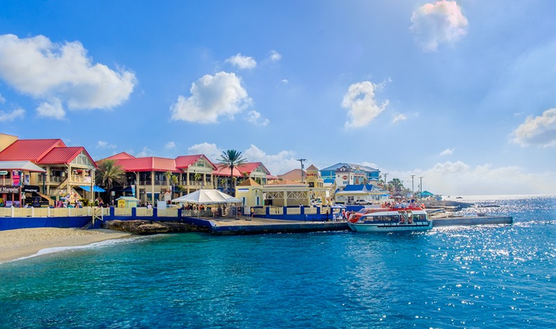 Grand Cayman is the largest of the Cayman Islands. Whether it’s your port-of-call or island vacation, the arts, culture, and award-winning Seven Mile Beach make it a cool destination. 
 #grandcayman #grandcaymanisland #caymanislands