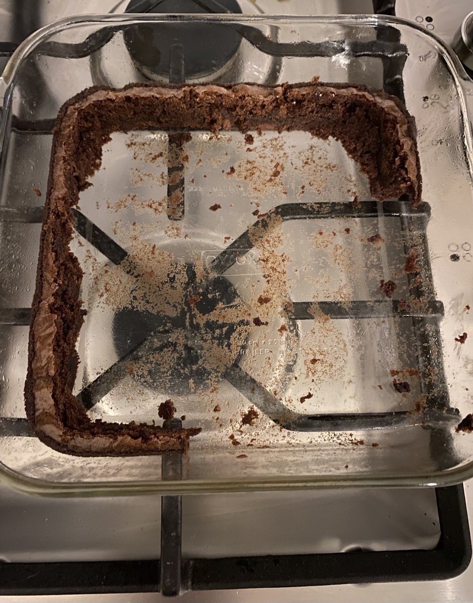 Puanani322's tweet photo. My daughter made brownies while they are cooling my son goes in to cut himself a piece π pisses off his sister π€¦π½ββοΈso she took the rest and left him the edgesππ½ anyone else have these shenanigans #BrownieWar #EdgeVsMiddle β¦@cloutt_mβ© #OnlyMyKids https://t.co/qkzt6LWdww