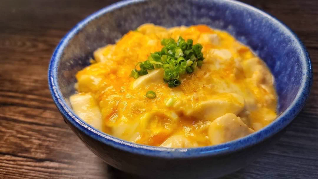 メインの食材がお豆腐&卵だから、お財布にすごく優しそう！節約したいときにもぴったりそうな「丼もの」レシピ！