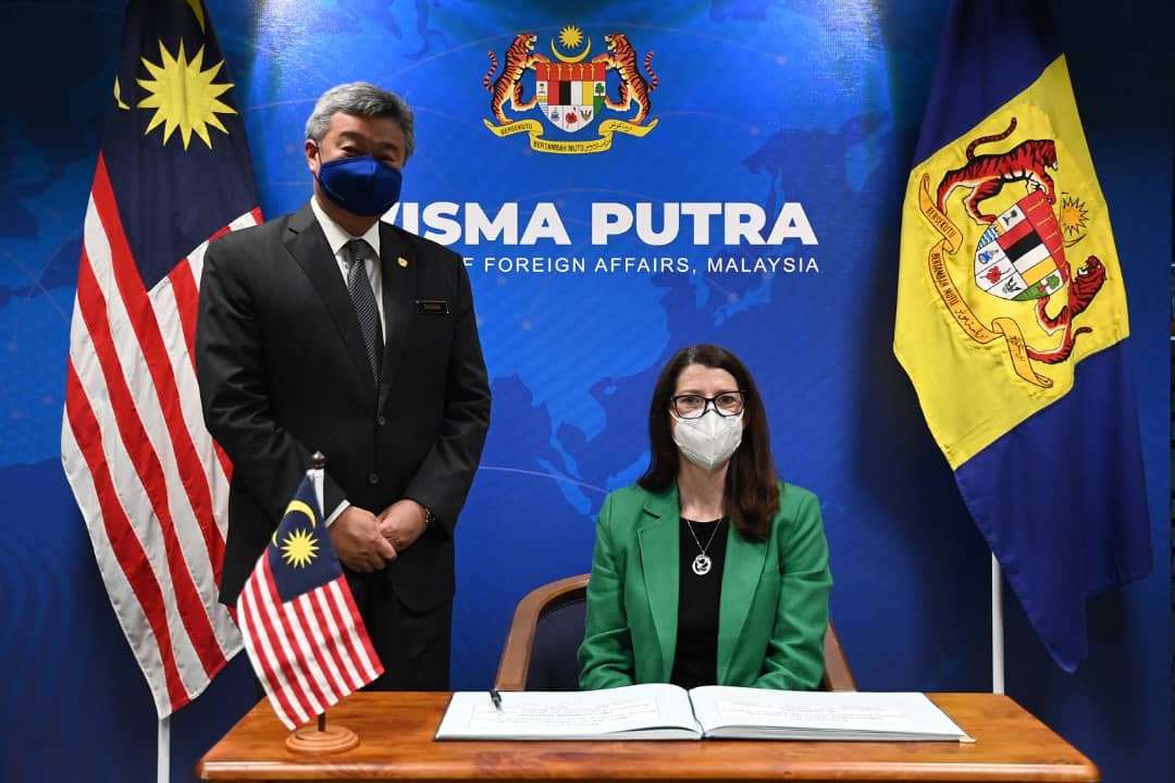MinikaRahim's tweet photo. Timbalan Setiausaha Agung Malaysia bagi Hal Ehwal Pelbagai Hala menerima kunjungan hormat oleh Duta Besar Australia bagi Penyeludupan Orang dan Pemerdagangan Manusia, H.E. Cikgu Lucienne Manton 
#Malaysia #Australia https://t.co/OWERGhiAiJ