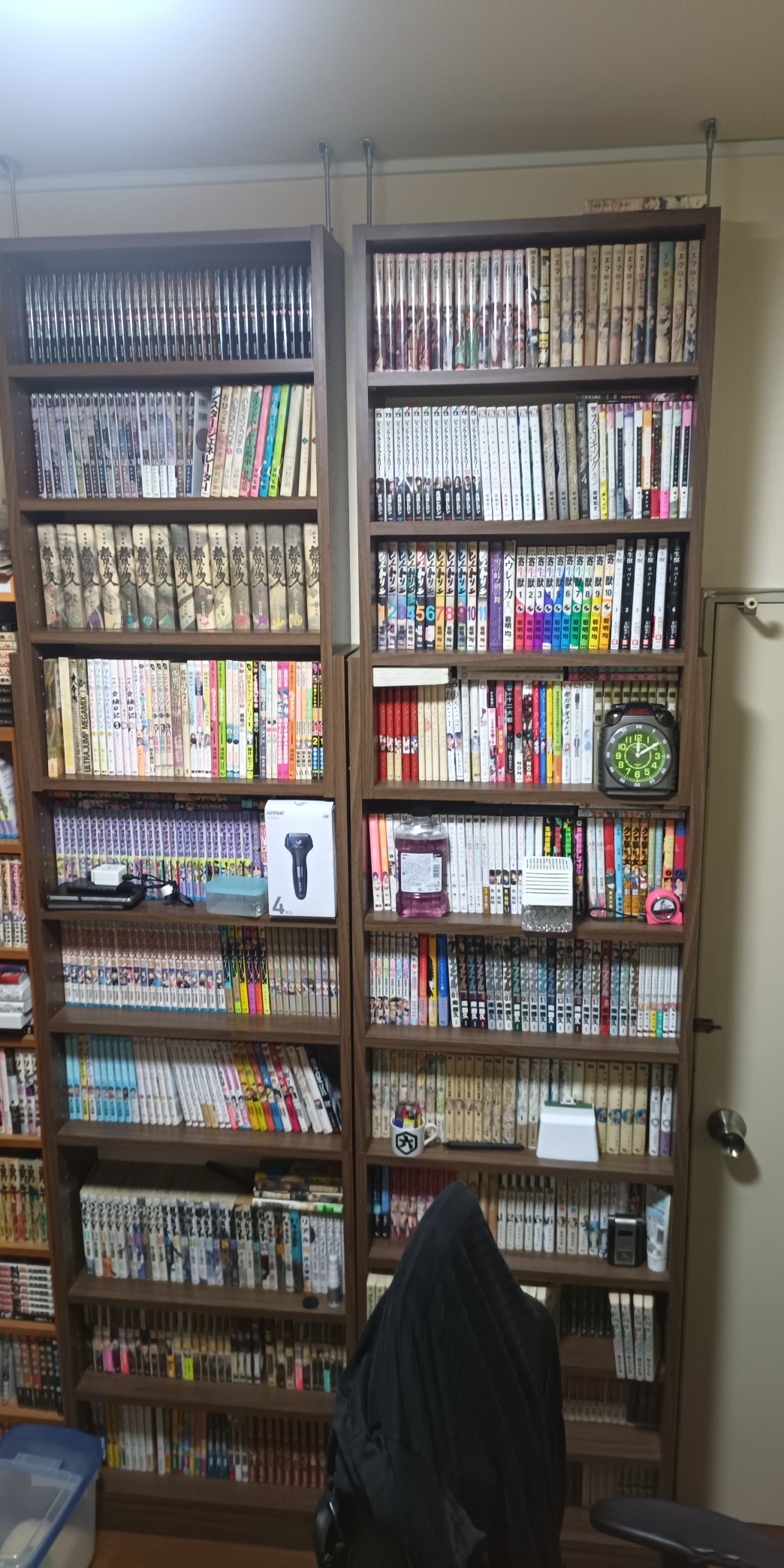 機械犬くんはお腹がすいている でけえ本棚2個目を設置しました 単行本を整理しているうちに何冊か というか結構な数の買い逃しがあることが判明したので 片っ端からamazonで注文しました あと あとね 本棚全然足りねえ ちょっと考えなしに買いすぎ