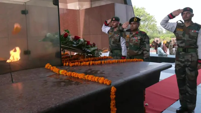 IndiaToday's tweet photo. India marks 23 years of victory in #Kargil War, wreath laying ceremony held in Drass
#KargilVijayDiwas 2022 LIVE Updates: https://t.co/vQ0wJZydGt https://t.co/PBSe4jm3Ir