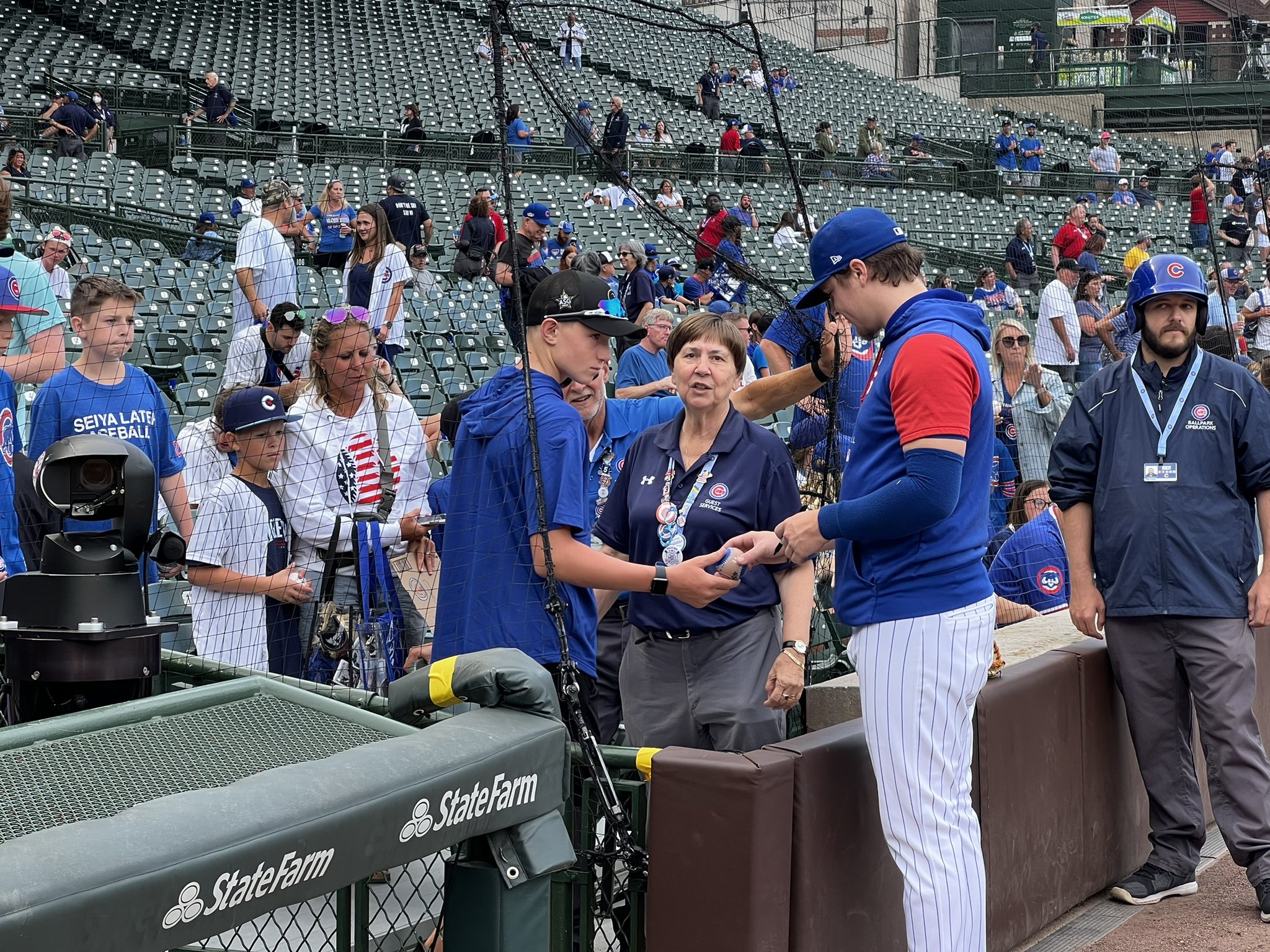 Andy Martínez on X: #Cubs pitcher Justin Steele has been here signing  autographs for at least 15 minutes. There's a line down the aisle of fans  waiting to snap pictures and have