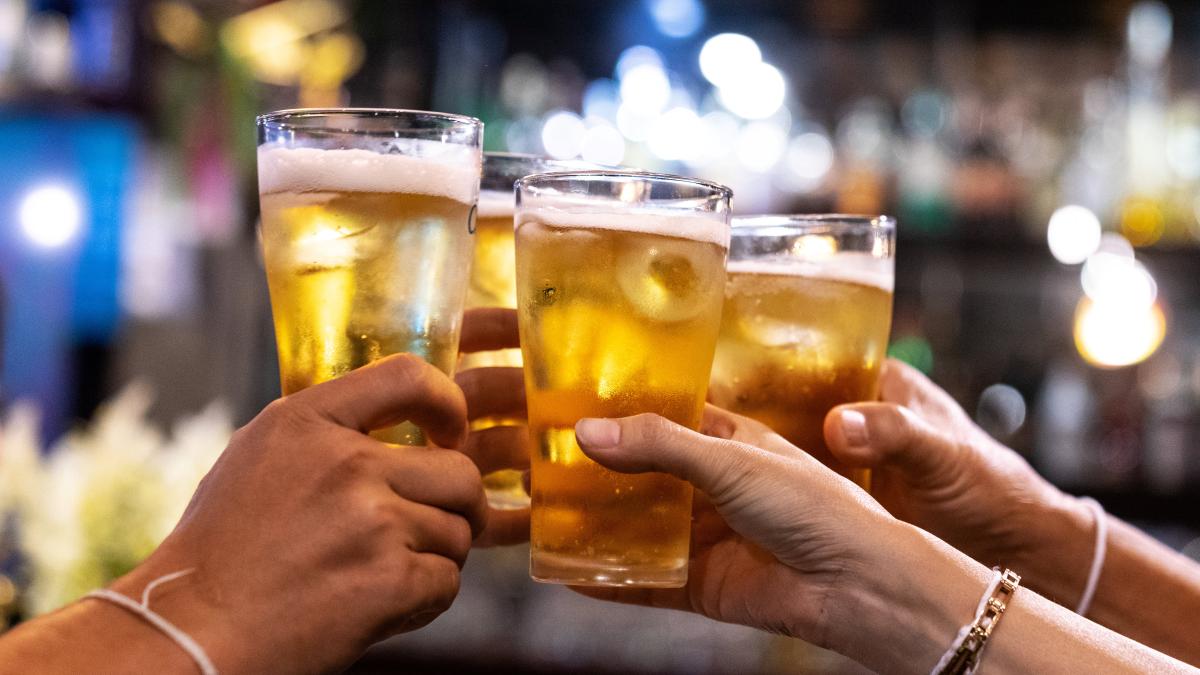 JuicyReviewz7's tweet photo. Beer consumption is increasing - and yet the brewers fear the production stop
 #ABInbev #AmazonMusic #ApplePodcasts #Beer #beerconsumption #Brazil #breweries #brewery #Career #China #DierigCarsten #hoptraderBarthHaas #Lowenbrau #Mexico #Nuremberg #Philippines #Russia #texttos... https://t.co/kqL4Mvjlqe