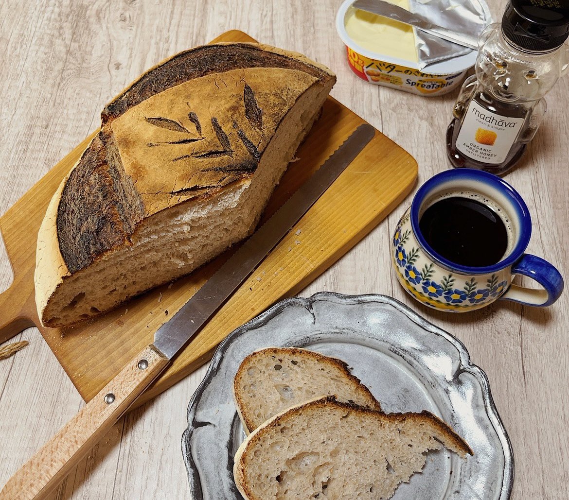 大きなカンパーニュを少しずつ切って食べることが最近の毎日の楽しみ