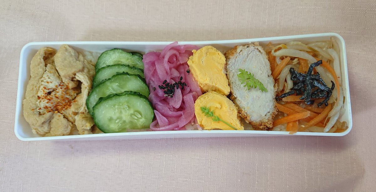 mihome369's tweet photo. 酢飯の上におかずを乗せました弁当🍱

皆さまのツイートを楽しみに
しっかり食べて
笑顔と笑声で
頑張り過ぎず頑張ってきます💪

#おはようございます行ってきますいつもありがとうございます https://t.co/zBBjkUzE2l