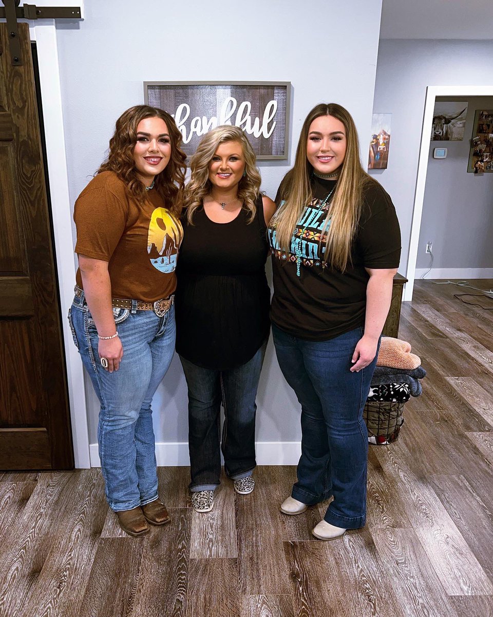 Taylorcheyanne2's tweet photo. Surrounded by the best this weekend, oh and I got to meet @WarrenZeiders

I’d say this was one of best weekends I’ve had in a long time.❤️🤩 https://t.co/Ha4E5uLsMz