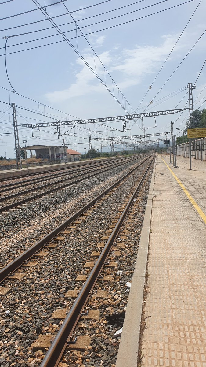 Parada , ahi en el anden observo las vías.  Me doy cuenta que estoy en la mitad que soy libre de elegir , de volver atrás   de quedarme parada y ver como pasa cual espectador de cine , o ir adelante aunque despierte inseguridad....