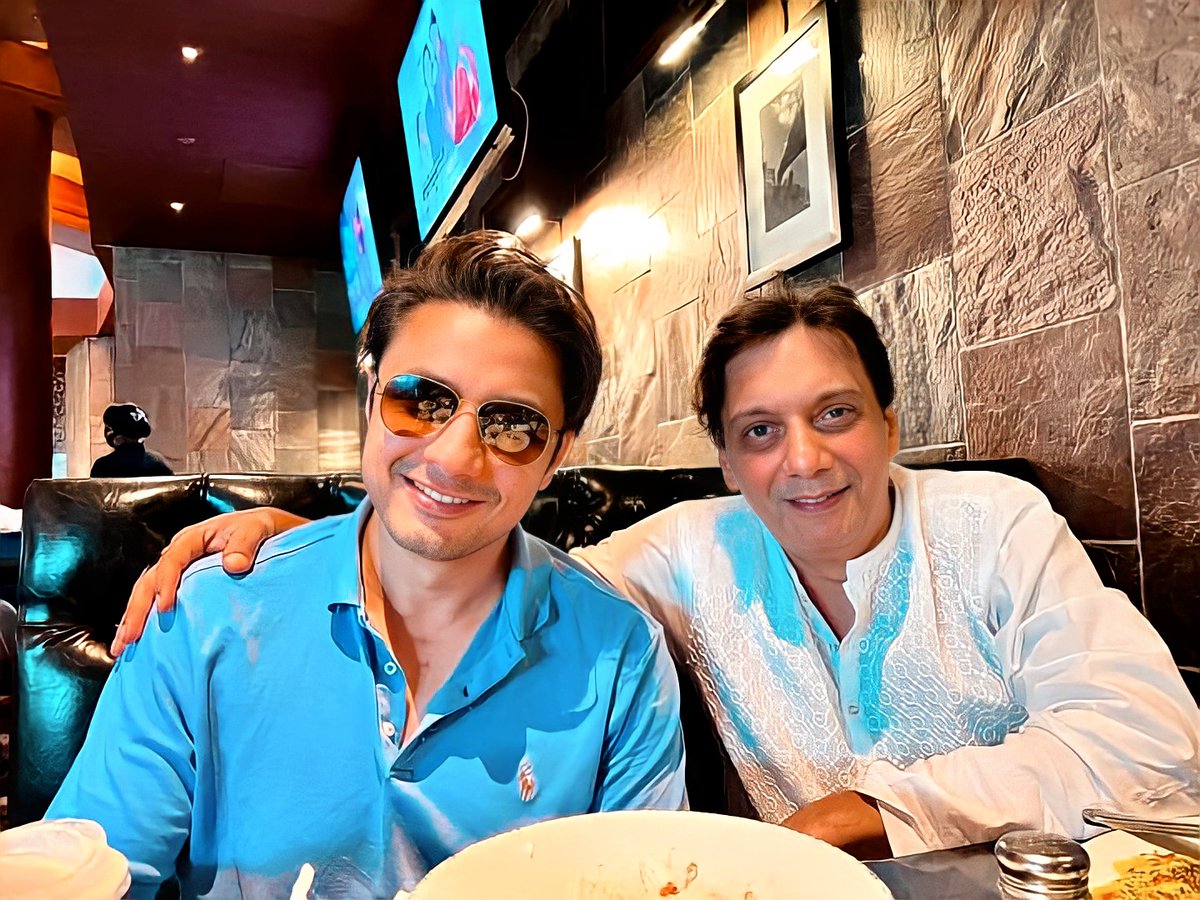 LegendAliZafar's tweet photo. ALI ZAFAR IN USA 🇵🇰🇱🇷
@AliZafarsays 🖤🔥
#AliZafar #legendalizafar #alizafarsongs #alizafarconcert #azians #alizafarfans #chicago #usa #america #overseaspakistani #americanpakistani #usapakistani #concert #singer #actor https://t.co/j43333Jhtg