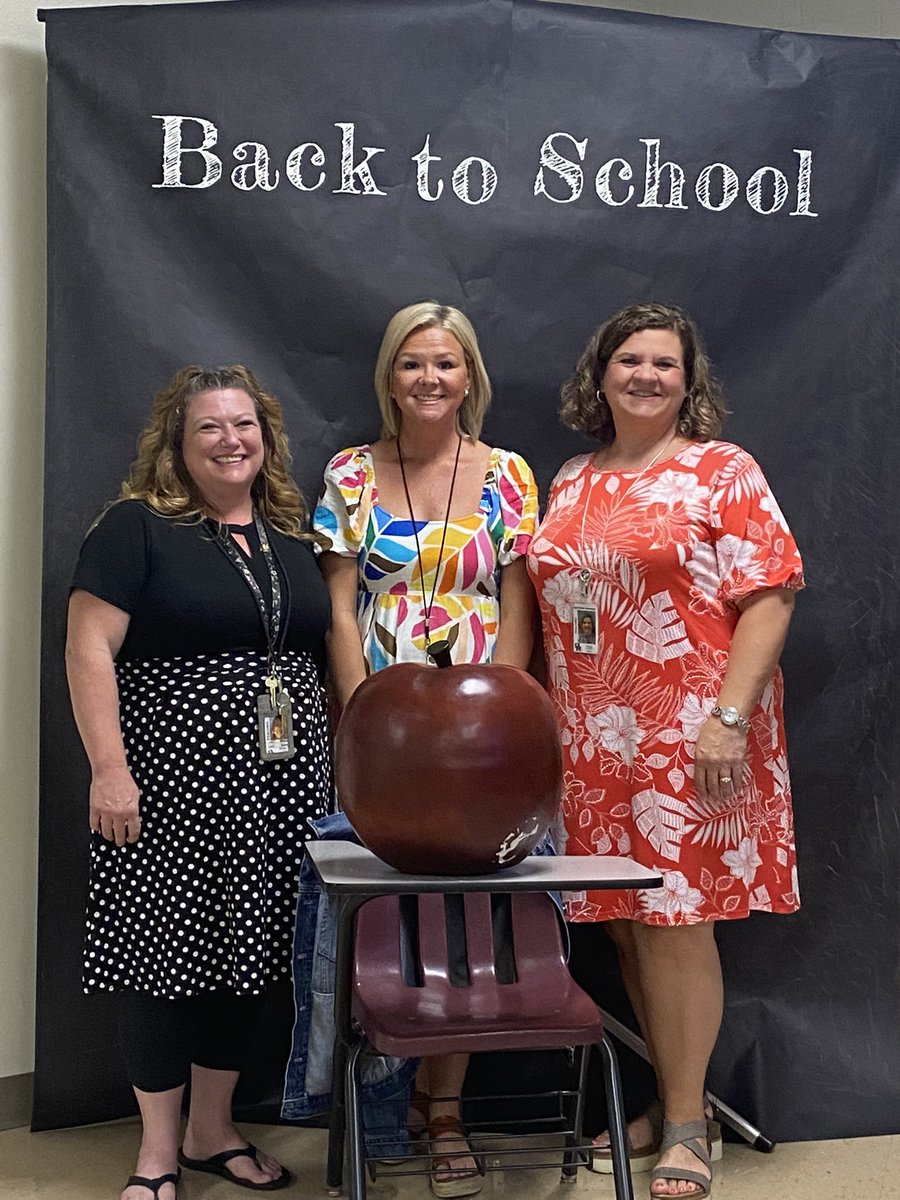 ORSchools's tweet image. I love 🍎 this selfie station for teachers and students to celebrate being back together!Thank you @ORHSLibrary for providing this happy spot for all of us!