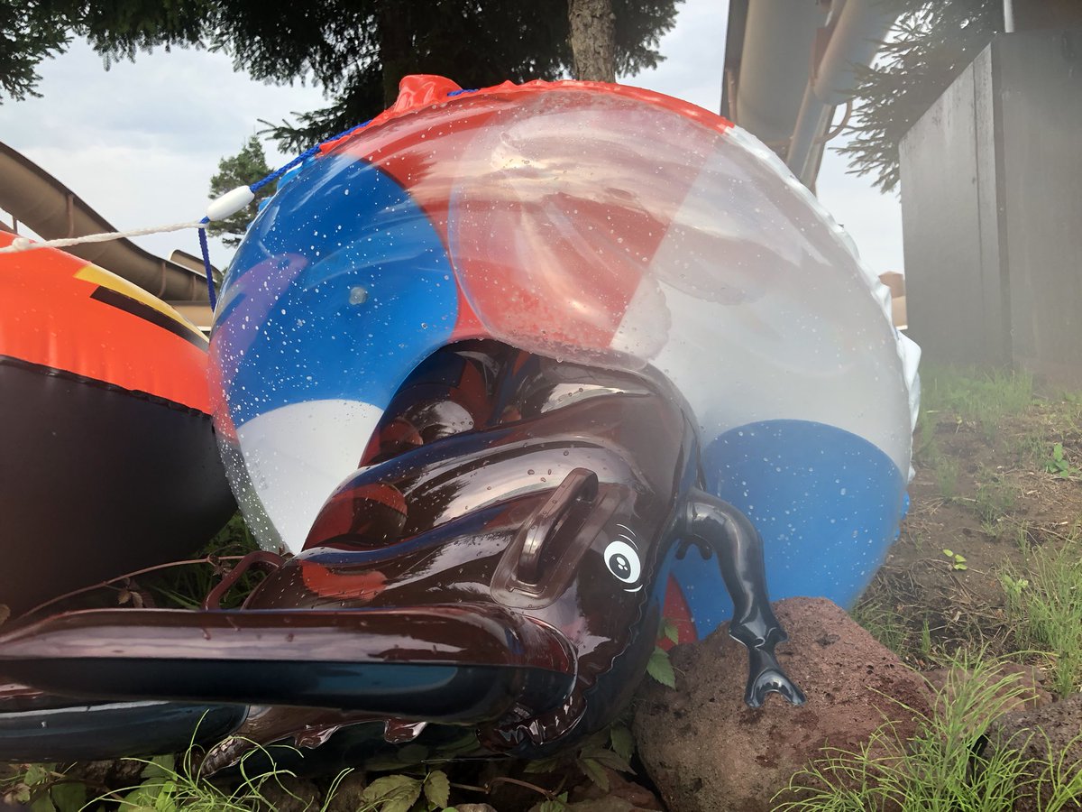 ykn1718's tweet photo. 先日のプールで見つけた、内気室がヤバいことになっている浮き輪w
コンプレッサーの風力が強いプールならではの光景デスネ😎 https://t.co/UrRzmO1Qx8