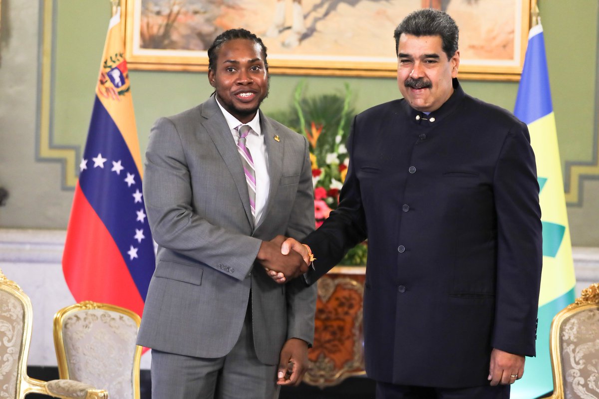 Me complace recibir las Cartas Credenciales de Gareth Bynoe, Embajador designado de San Vicente y Las Granadinas ante la República Bolivariana de Venezuela. Tenemos una amistad profunda con este país caribeño, estoy seguro que seguiremos trabajando en pro de nuestros pueblos.