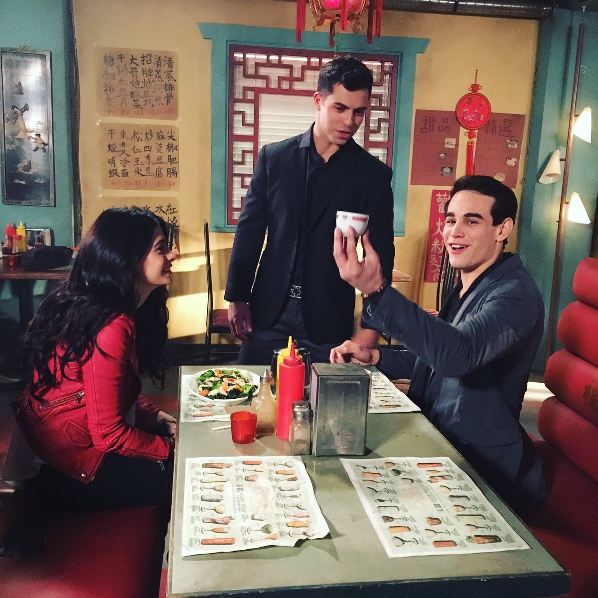 raphvampleader's tweet photo. not to interrupt anything ... actually yes, I am interrupting.

#saphael #shadowhunters https://t.co/k3HA4BYYl4