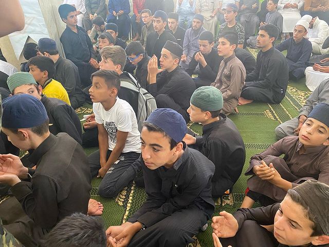 KIYAMDER's tweet photo. Birinci, ikinci, üçüncü, dördüncü ve beşinci sınıflarda derece yapan ilk 3 talebelere karne hediyeleri takdim edildi. https://t.co/mjGZ4Mlmw9