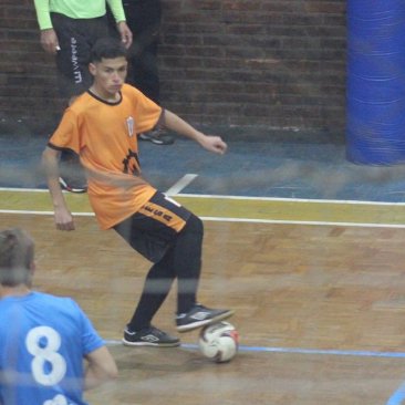 Essa fera, tinha de tudo pra ter um futuro brilhante no futebol...
O que atrapalhou ele foi as drogas , as drogas das pernas.