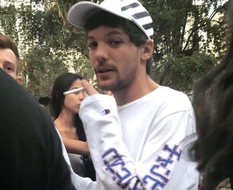 hxlhotnights's tweet photo. au Iarry - omegaverse
“- no deberíamos hacer esto, Iouis. ¿qué dirá el resto?
- solo me importas tú, a la mierda los demás.”
o
donde el alfa de 20 años, LT, se enamora del omega HS, el papá de su nuevo amigo. https://t.co/E1Vx5U2KM9