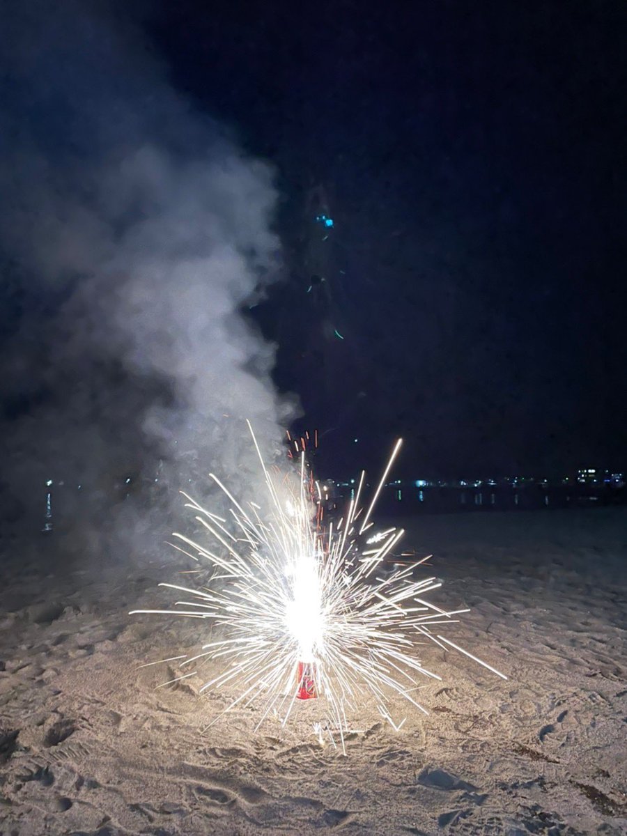 TRyuki18's tweet photo. 今年初はなび🎇
夏感じてきた

#線香花火
#はなび https://t.co/xGrJOt1tKv