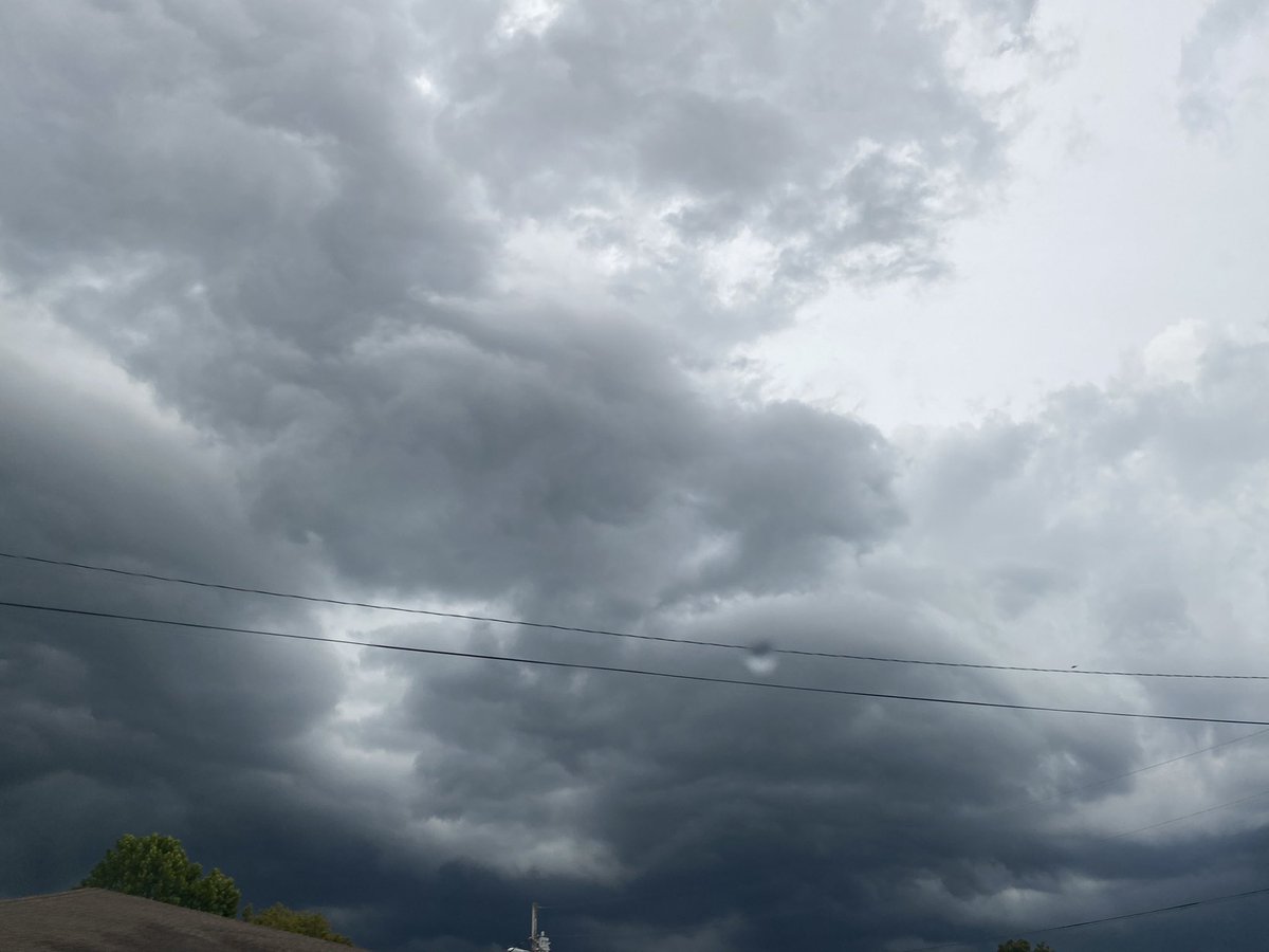 3262dana's tweet photo. Cloud looking pretty dark in Lyles Tn @WeatherGeeks @NC5_BreeSmith @NC5_LelanStatom @HickmanWXStns https://t.co/z0lDvavIiv