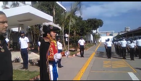 #25Jul
Excelente escenificación del Padre de la Patria por parte del vicepresidente de la Sociedad Bolivariana Juan Gámez, en el marco del natalicio de Simón Bolívar narró su vida en @DttoUnes1 desde su nacimiento hasta su siembra.
@CeballosIchaso1
@gralcacioppo
@aliriocermeno