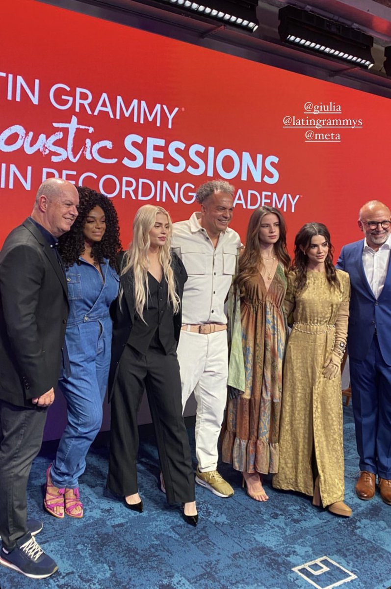 Giulia Be, Manu Gavassi, Luisa Sonza e Paula Lima com a equipe do Latin Grammys para o Latin Grammy Acoustic Sessions.