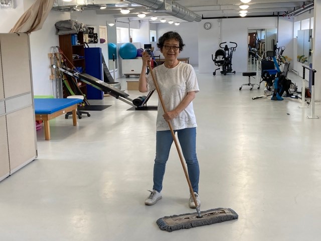FswcQuebec's tweet photo. *Behind the scene*

Our great recurring donor, Mrs. Setsuko Imaizumi, cleaning up the center! She and many of her friends from Japan helped us to start this center in many ways! 🙌 Thanks to all of you!

#mutualhelpandsharing #fswcquebec #adapted #trainingcentre #japan #quebec https://t.co/1BNzhSahsv