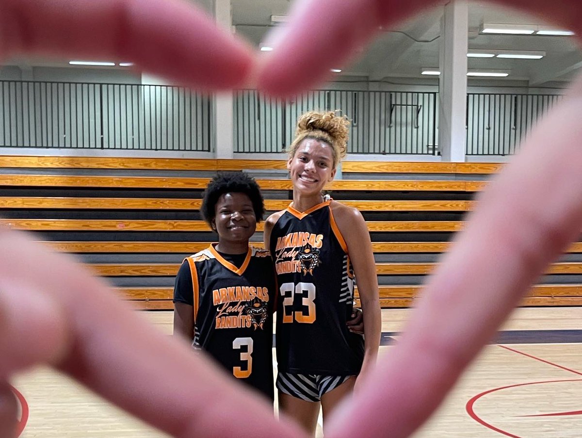 Congrats 17U Lady Bandits on your 3-1 record @ your final Live period event <a href="/atlsummerslam/">Summer Slam</a>. And thank you to both our upcoming Seniors <a href="/keimauri_b/">keimauri</a> &amp; <a href="/AkyriaJames/">Akyria James</a> for your leadership both on and off the court 🧡#bleedorange