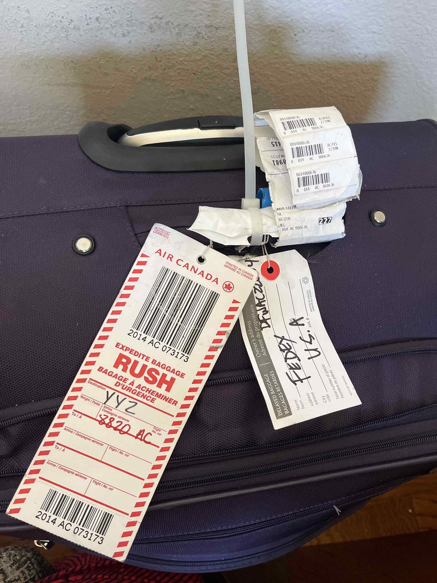 LAlmaawiy's tweet photo. She even sent me a picture @AirCanada @AClostmyluggage @AirFranceUS @KLM_US . This bag is at some lady’s house who probably lives less than an hour from me. And @AirFranceUS and @KLM have decided to hold my bag hostage !!!! https://t.co/pqyZeqEnsO