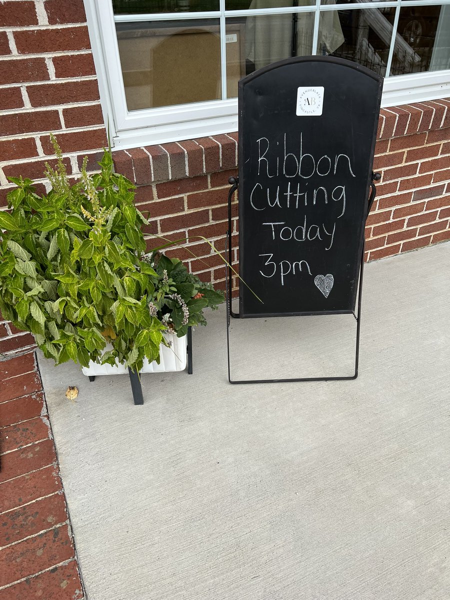 BoCoEconDev's tweet photo. We were thrilled to attend the grand opening of AvenueBlack in Historic Fincastle, Inc. today! Make sure to check out this locally owned boutique. 

And Daleville neighbors- it’s only about 5 minutes from you! 👗👚 #businessinbocova #botetourtcounty #shoplocal https://t.co/pUJZnJGhud