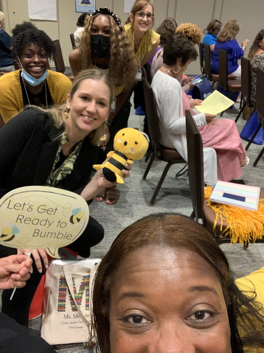 AriannaBEduc's tweet photo. @RichlandTwo #NewtoTwo done the BEEway!! So excited to be a part of the premier school district, especially at the BEEhive! ๐ #ThePremierWay @lonniebnelson https://t.co/48OrcXRp0e