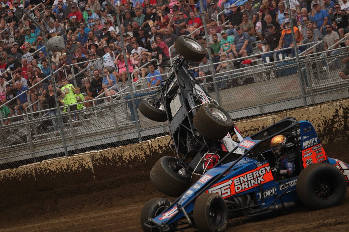 LongStImages's tweet image. ouch... 
#USAC @CircleCityDirt 
#IndianaSprintWeek #SprintCars