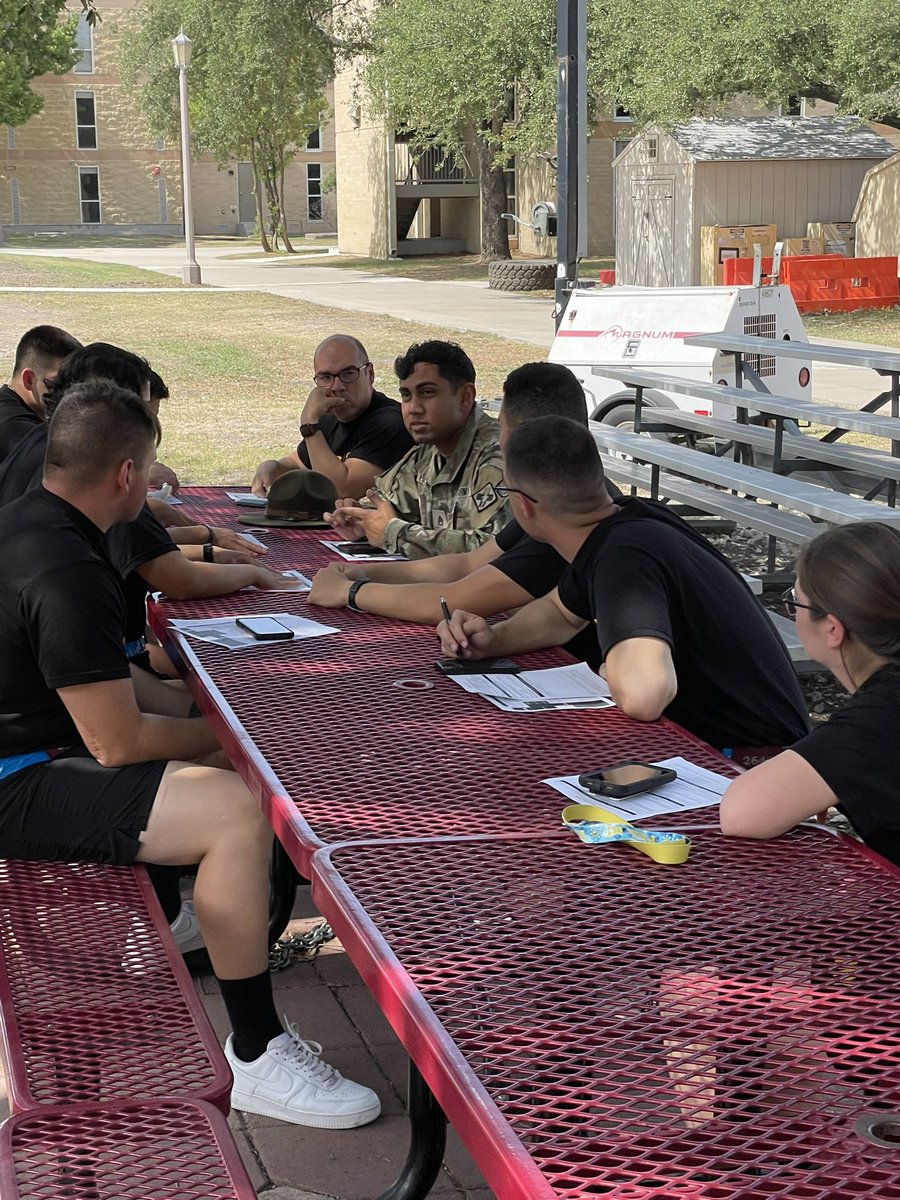 CSMGColon's tweet image. Excited to see my Drill Sergeant mentoring under the oak tree. This is why we are the best! @TRADOC @weldemr @ArmyMedicine @USACIMT @CSM_CIMT @TRADOCCSM