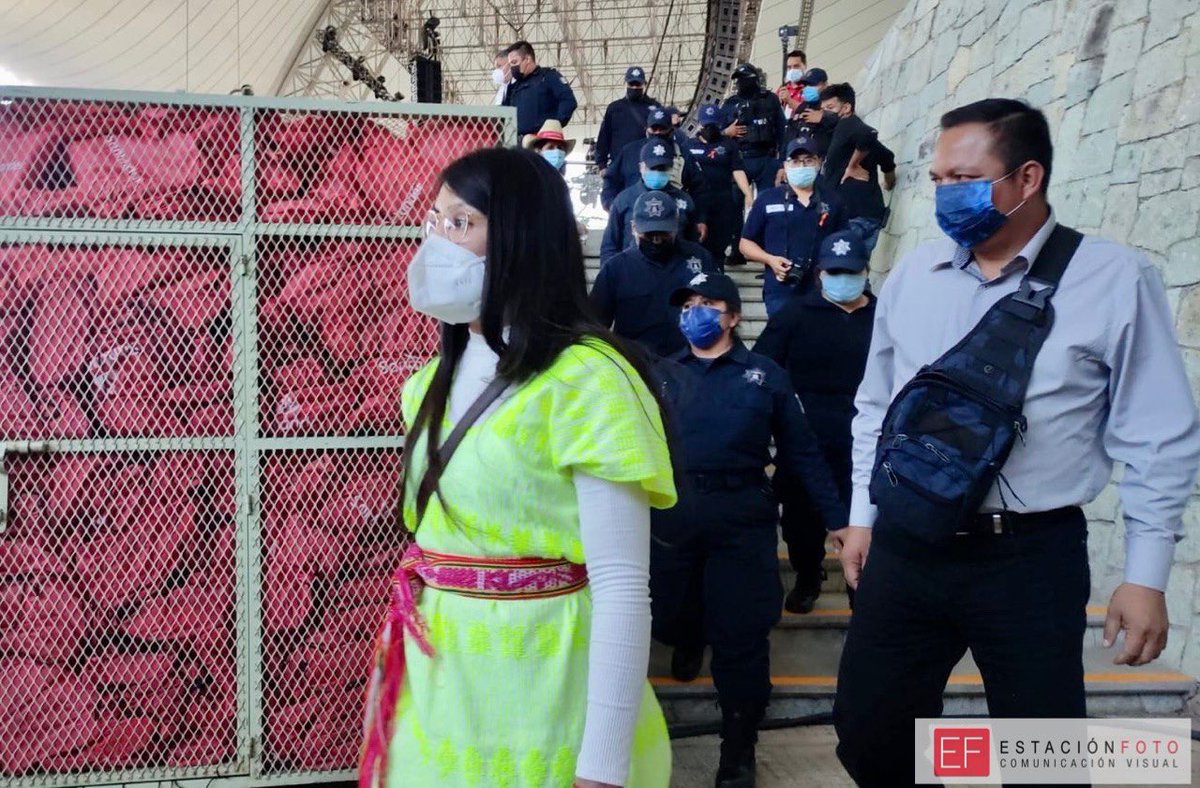 estacionfoto's tweet photo. 📸 La saxofonista María Elena Ríos, sobreviviente de intento de feminicidio con un ataque con ácido en 2019, protestó pacíficamente en la edición vespertina del Lunes del Cerro con una manta y fue sacada de manera violenta por policías.

Crédito: Staff https://t.co/EdRUEaOlK0