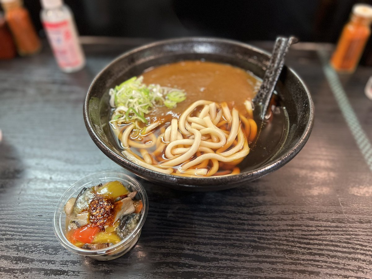 PScafe_sapporo's tweet photo. 昭和ビル🦣地下　立ち喰い蕎麦
ながら@fuubi44nagara45 さんの
スペシャルな
「ラー油でピリッとスパイシー夏野菜たっぷり　カレーうどん」

暑い日の栄養補給に💪
なまら美味しいっしょ〜

カレー🍛@manzokubt 
ラー油＠BANDS0419 
夏野菜@kitene1018110 
#札幌Twitter会
#さっぴよ
#大通グルメ
#大通 https://t.co/cnn2H3DJAr
