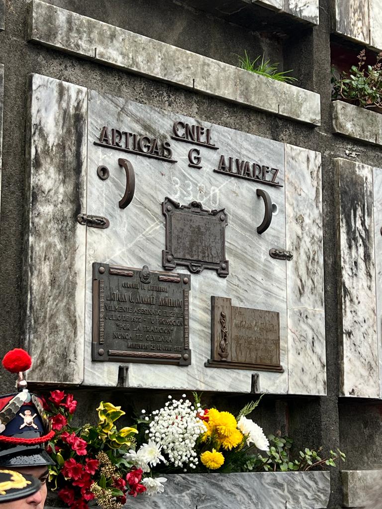 ArqRuthb's tweet photo. Hoy se cumplieron 50 años del ASESINATO del Cnel. Artigas Álvarez. Lo ametrallaron en frente a su hija de 9 años cuando salía de su casa. En PLENA DEMOCRACIA. El asesino contó cómo lo hizo en Tv pública. Está libre y cobra pensión #terrorista, se llama José Luis Rodríguez. https://t.co/HSEiYIdsZJ