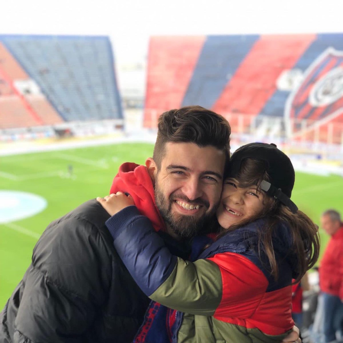 Primera vez de Matilda en la cancha, hablame de emoción 💙❤️💙
#SanLorenzo #SanLorenzoTalleres