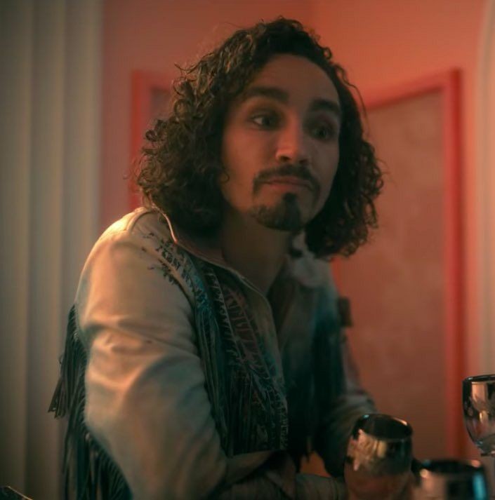 sapphosarmand's tweet photo. While Robert Sheehan is still trending, I wanted to take this time to formally thank him for giving us his amazing performance as Klaus Hargreeves https://t.co/ejuXwQZboT